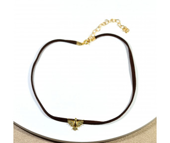 Choker Camurça Marrom Escuro Pingente Espirito Santo Zircônia